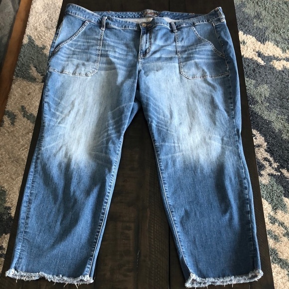 TORRID Cropped Botfriend Mid Rise Blue Denim Stretch Size 26 Straight Leg Jeans - Picture 4 of 16